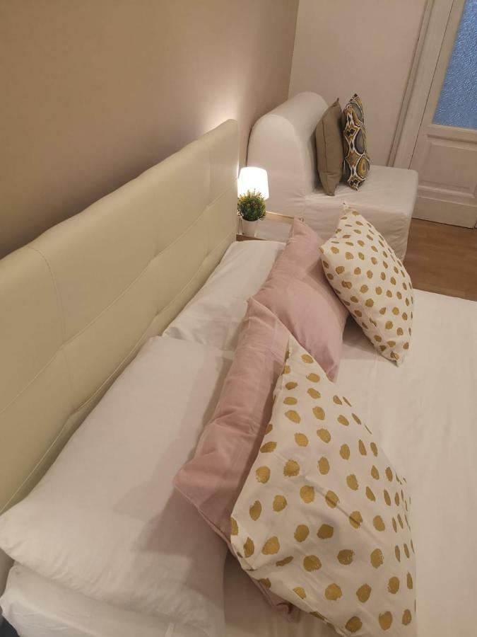 Domus Luigi Leone Bed & Breakfast Naples Exterior photo